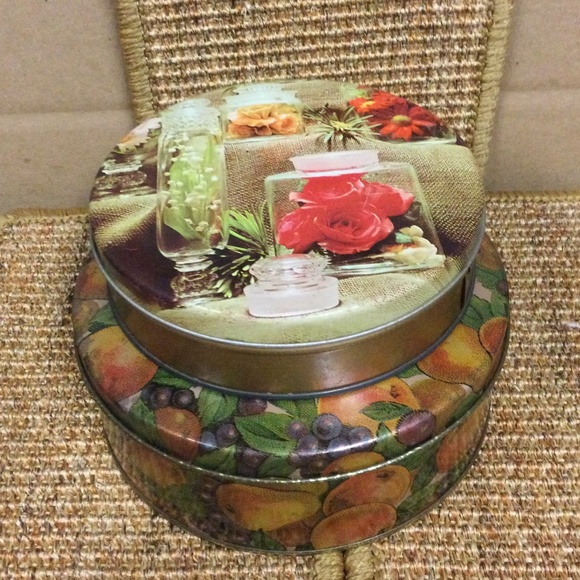 Two (2) Vintage Tins for cookies, candy, sewing, buttons, hair accessories, etc. - Picture 2 of 5